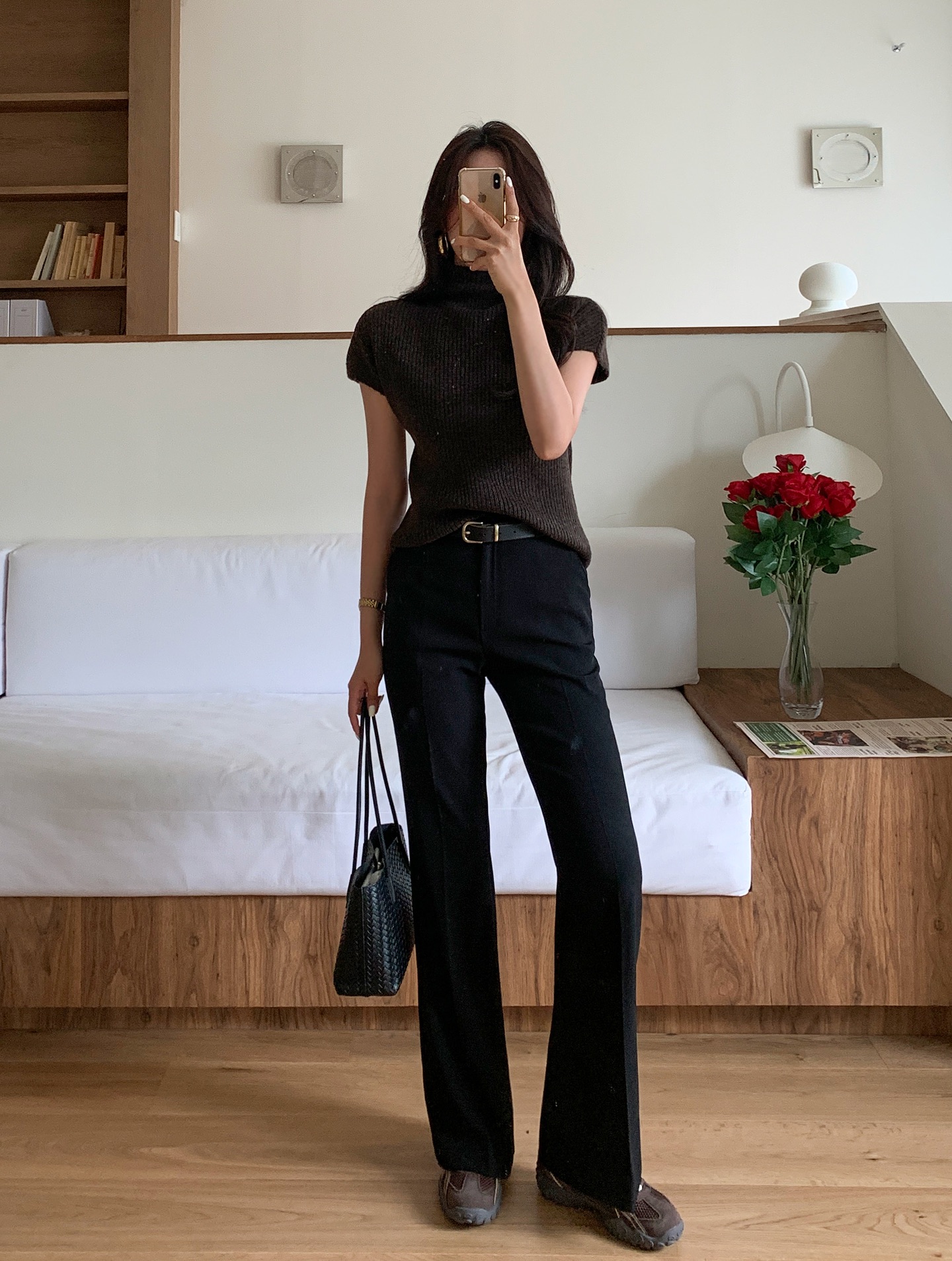 5 c&ocirc;ng thức mix quần đen chứng minh mặc c&agrave;ng đơn giản c&agrave;ng sang- Ảnh 2.