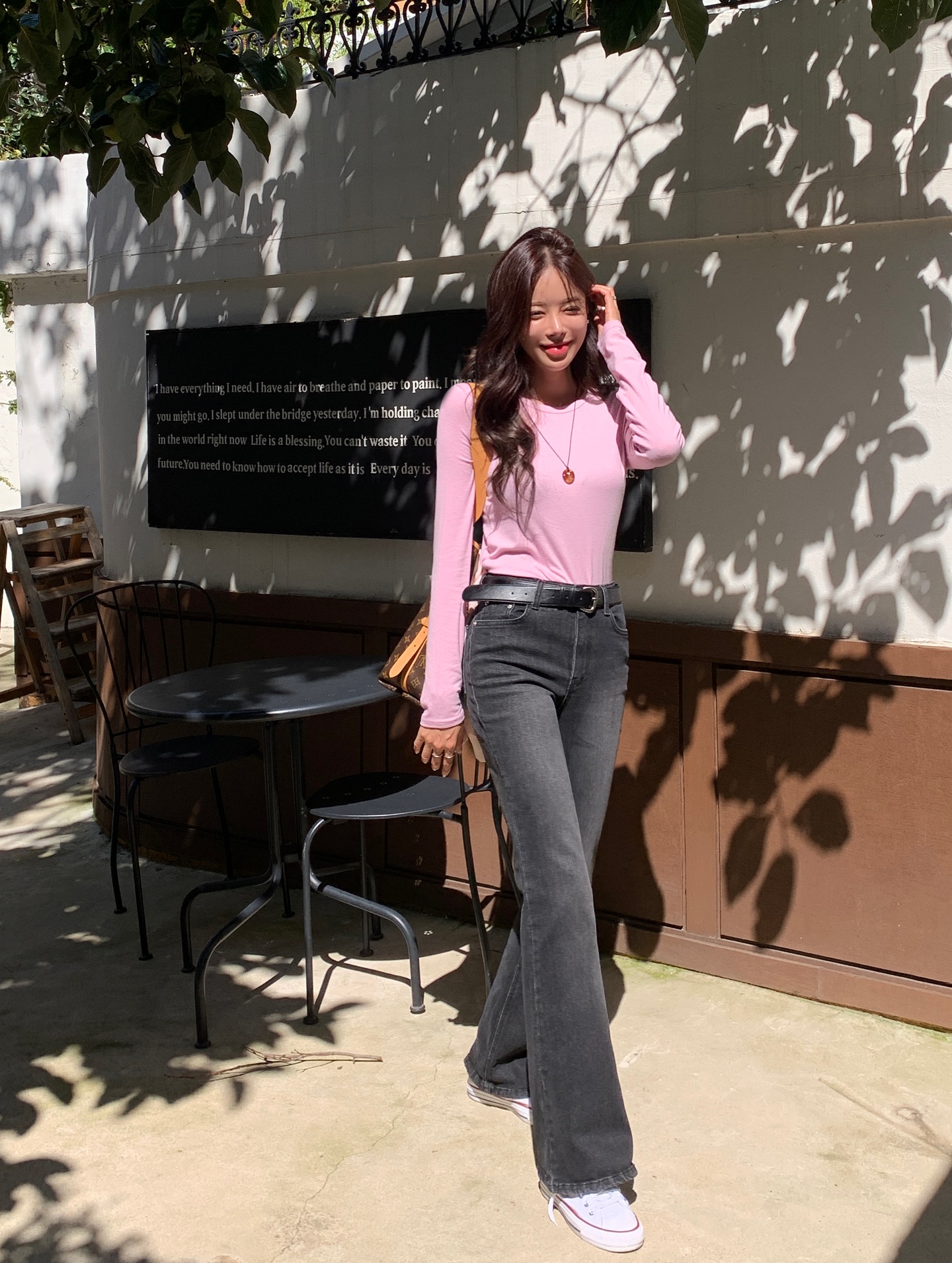 5 c&ocirc;ng thức mix quần đen chứng minh mặc c&agrave;ng đơn giản c&agrave;ng sang- Ảnh 4.