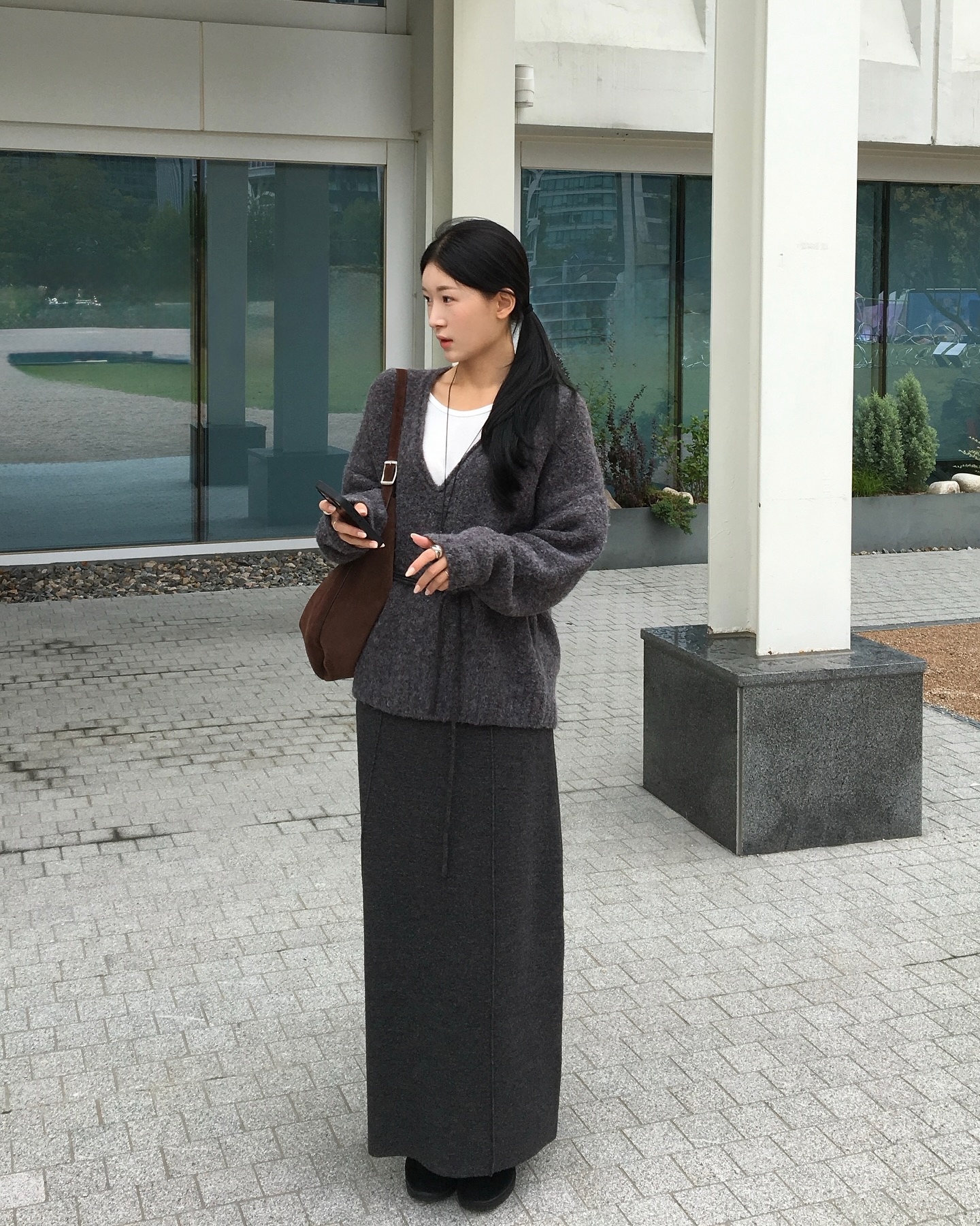 N&agrave;ng blogger mặc trang phục m&agrave;u trung t&iacute;nh mỗi ng&agrave;y, nhưng set n&agrave;o cũng đẹp miễn ch&ecirc;- Ảnh 4.