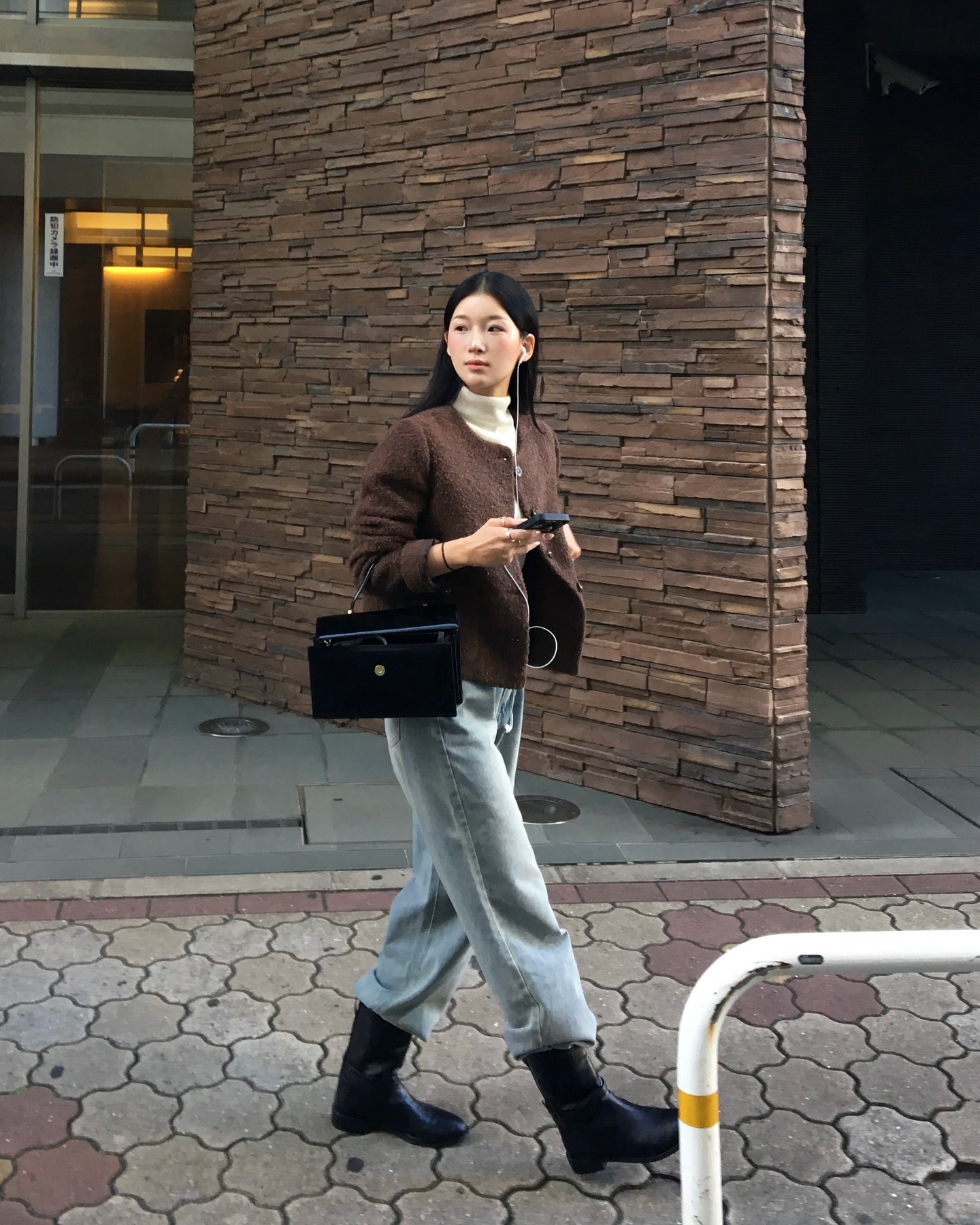 N&agrave;ng blogger mặc trang phục m&agrave;u trung t&iacute;nh mỗi ng&agrave;y, nhưng set n&agrave;o cũng đẹp miễn ch&ecirc;- Ảnh 1.