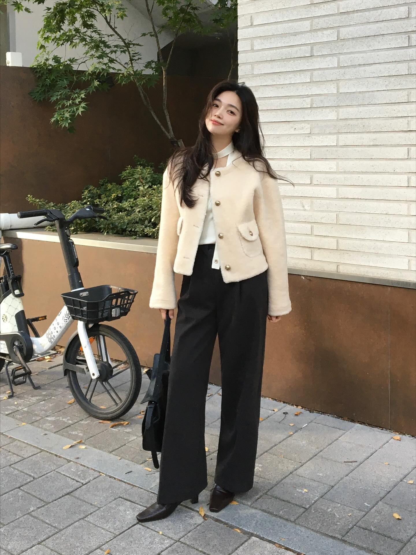 5 c&ocirc;ng thức mix quần đen chứng minh mặc c&agrave;ng đơn giản c&agrave;ng sang- Ảnh 8.