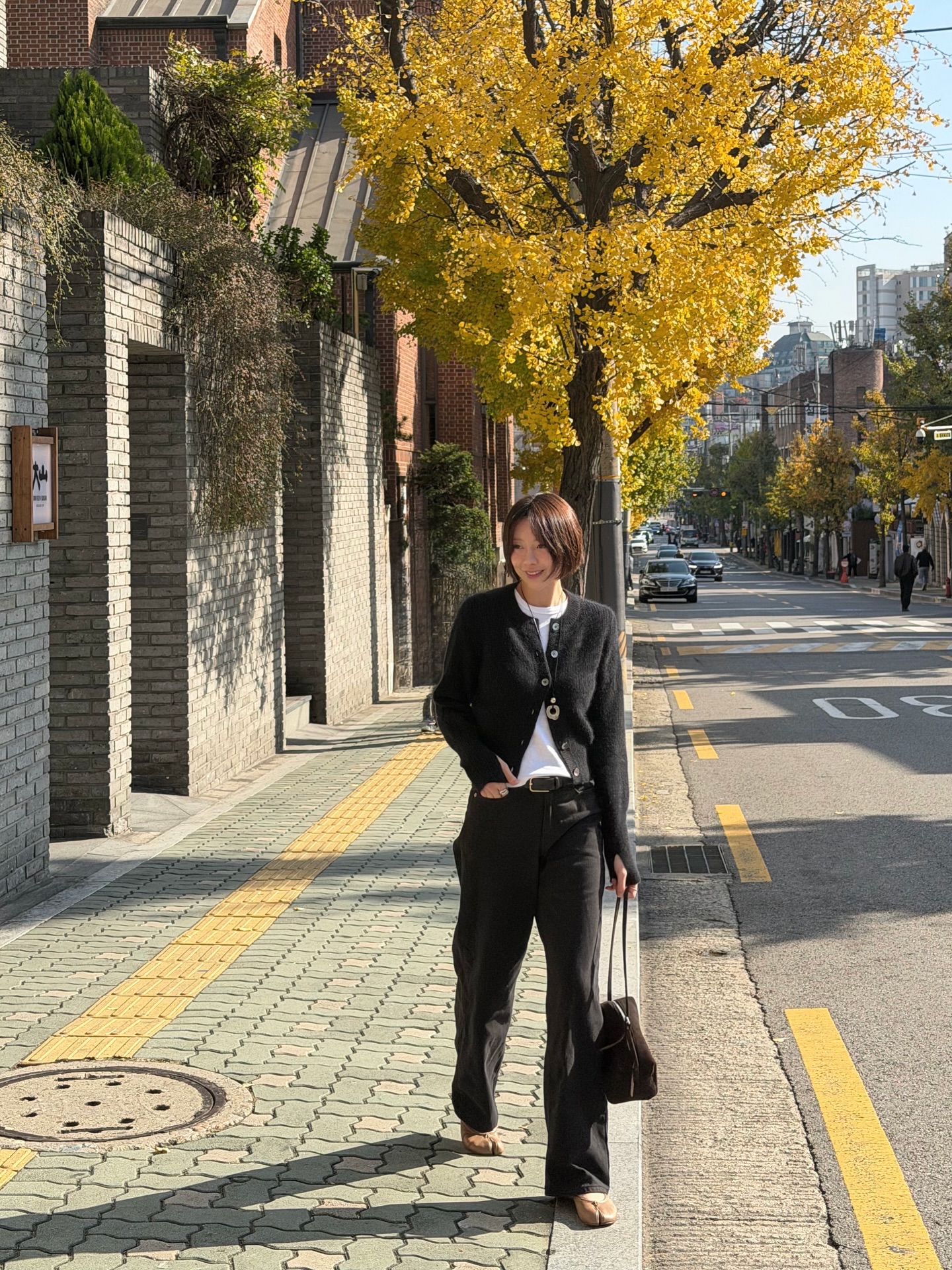 5 c&ocirc;ng thức mix quần đen chứng minh mặc c&agrave;ng đơn giản c&agrave;ng sang- Ảnh 12.