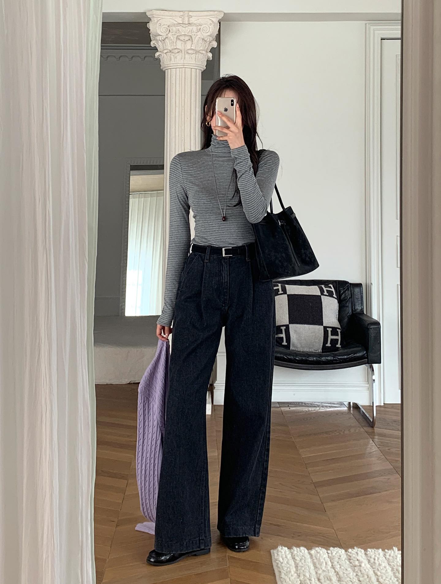 5 c&ocirc;ng thức mix quần đen chứng minh mặc c&agrave;ng đơn giản c&agrave;ng sang- Ảnh 7.