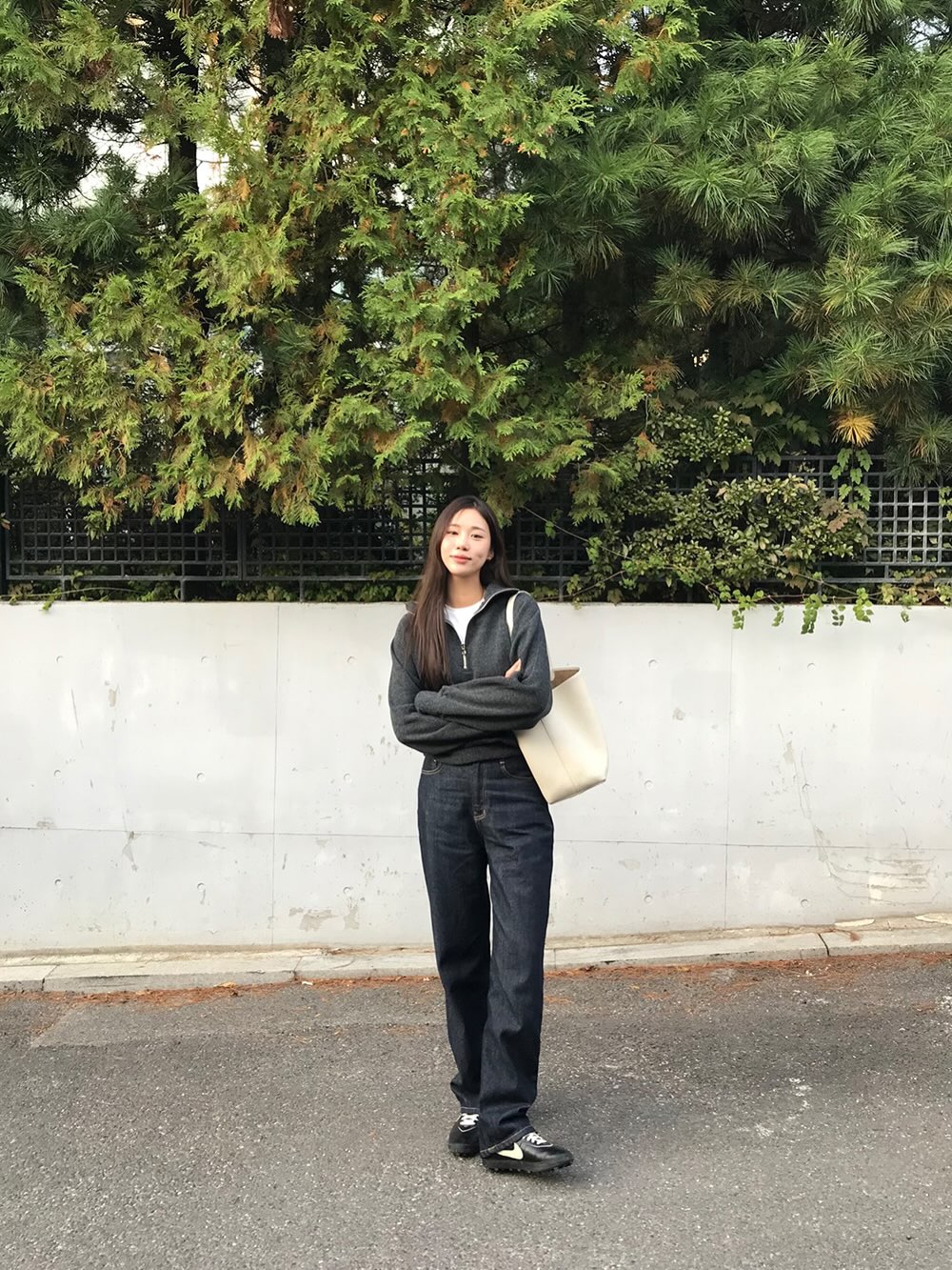 5 c&ocirc;ng thức mix quần đen chứng minh mặc c&agrave;ng đơn giản c&agrave;ng sang- Ảnh 11.