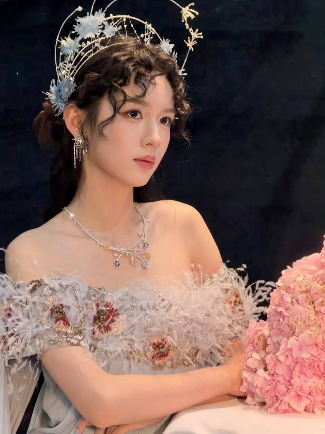 Kh&ocirc;ng thể tin đ&acirc;y l&agrave; mỹ nh&acirc;n đẹp chấn động thế gian: Thần nữ bước ra từ tranh sơn dầu, b&uacute;t n&agrave;o vẽ cho nổi- Ảnh 1.