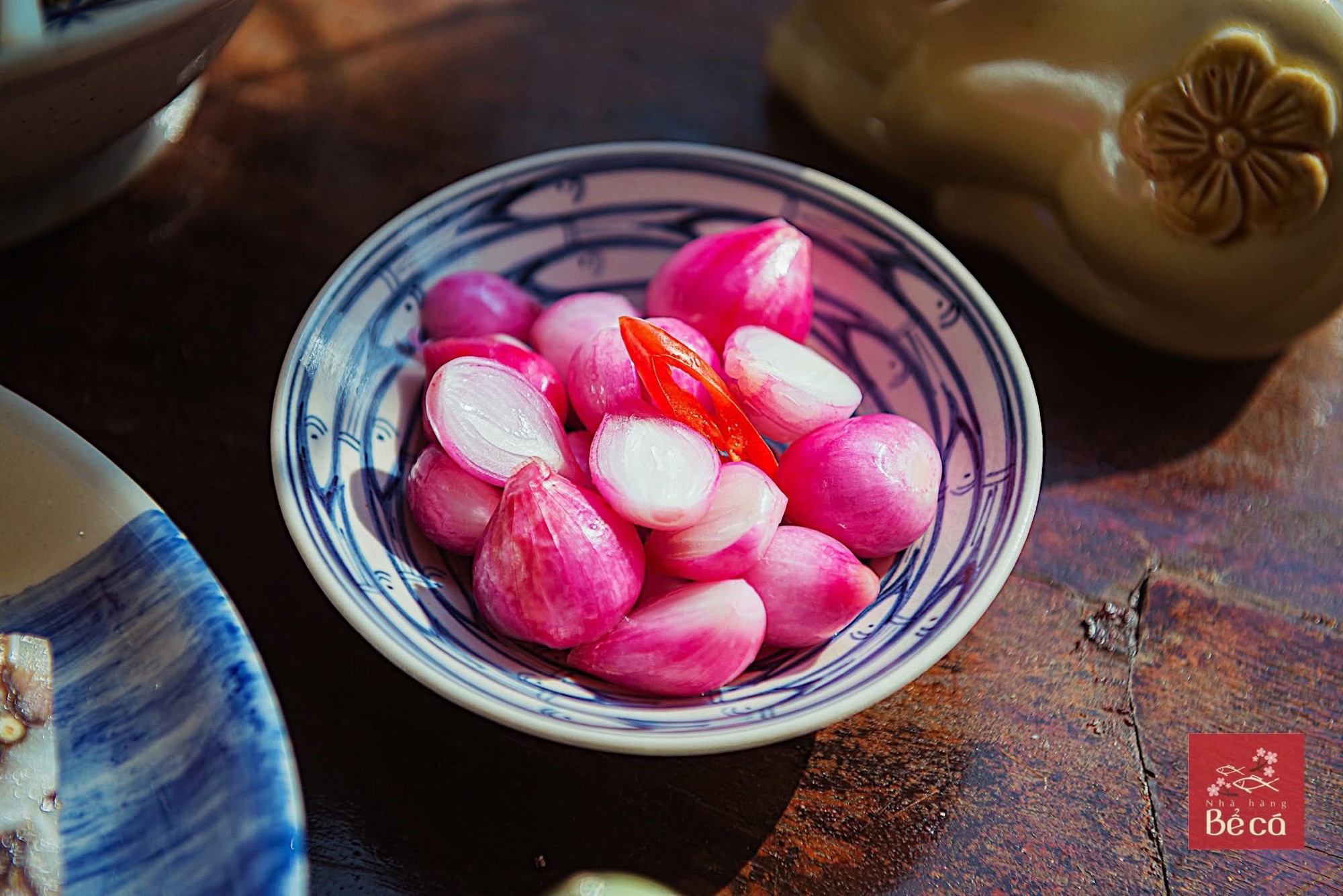 C&aacute;i r&eacute;t ngọt cuối năm khiến m&acirc;m cơm th&aacute;ng Chạp ngon hơn hẳn: Đến l&uacute;c n&agrave;y, c&aacute; kho v&agrave; dưa h&agrave;nh mới &ldquo;đ&uacute;ng vị Tết&rdquo;- Ảnh 2.