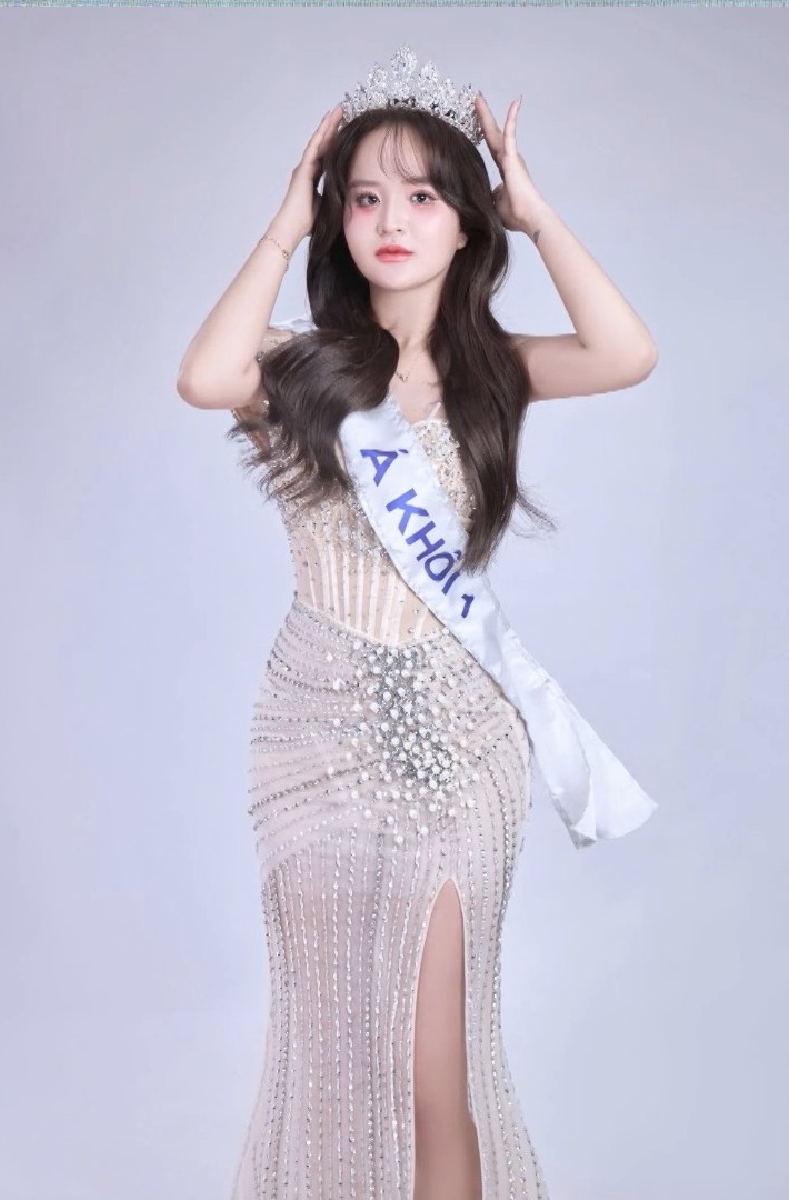 C&ocirc;ng an H&agrave; Nội tạm giữ &Aacute; kh&ocirc;i b&aacute;n d&acirc;m ki&ecirc;m "t&uacute; b&agrave;" m&ocirc;i giới sinh năm 2004- Ảnh 1.