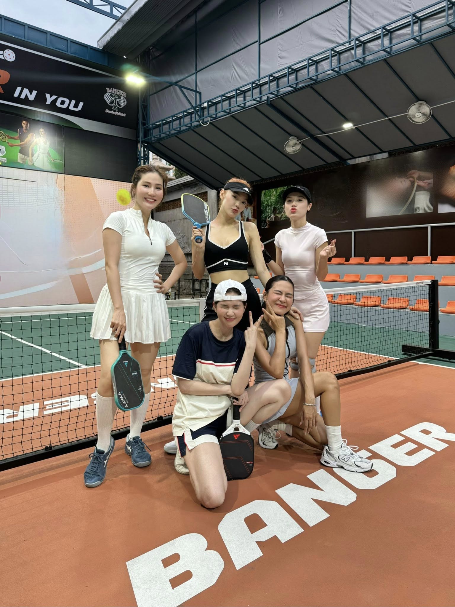 Minh Hằng khoe visual trắng ph&aacute;t s&aacute;ng, 