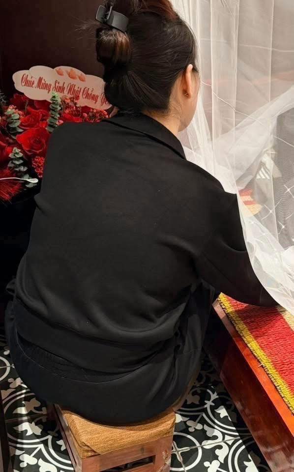 Tai nạn xe ben l&agrave;m trung t&aacute; CSGT hy sinh đ&uacute;ng ng&agrave;y sinh nhật: Nghẹn ng&agrave;o b&oacute; hoa &ldquo;Ch&uacute;c mừng sinh nhật chồng y&ecirc;u&rdquo; giữa lễ tang- Ảnh 2.