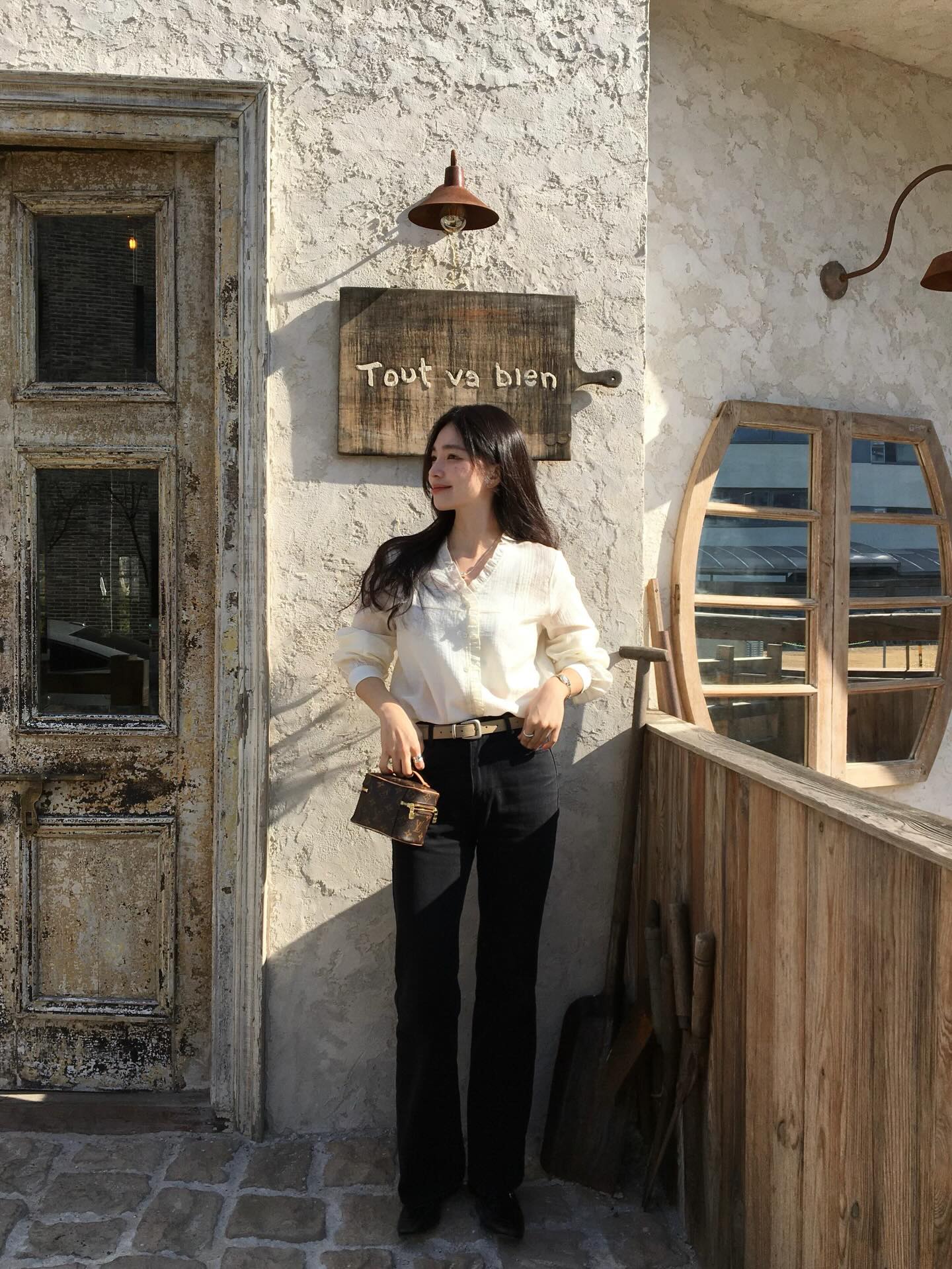 5 c&ocirc;ng thức mix quần đen chứng minh mặc c&agrave;ng đơn giản c&agrave;ng sang- Ảnh 10.