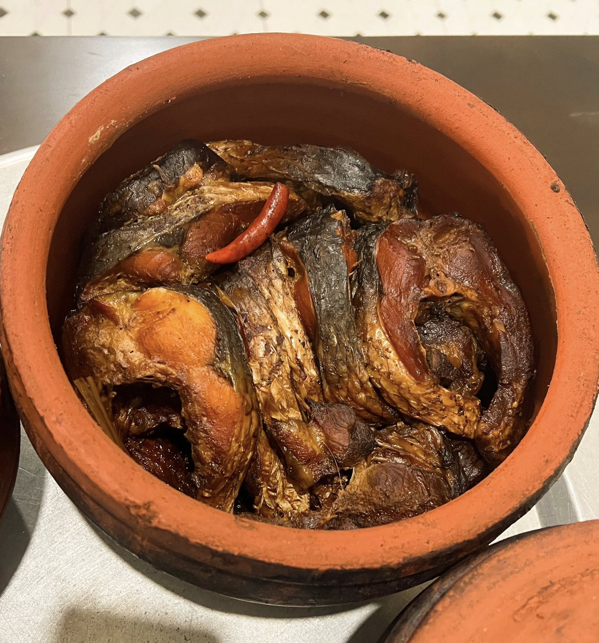 C&aacute;i r&eacute;t ngọt cuối năm khiến m&acirc;m cơm th&aacute;ng Chạp ngon hơn hẳn: Đến l&uacute;c n&agrave;y, c&aacute; kho v&agrave; dưa h&agrave;nh mới &ldquo;đ&uacute;ng vị Tết&rdquo;- Ảnh 1.