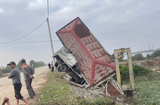 Vụ học vi&ecirc;n t&ocirc;ng v&agrave;o th&agrave;nh cầu khiến thầy dạy l&aacute;i tử vong ở Ninh B&igrave;nh: Trước đ&oacute; xảy ra va chạm với &ocirc; t&ocirc; con- Ảnh 2.