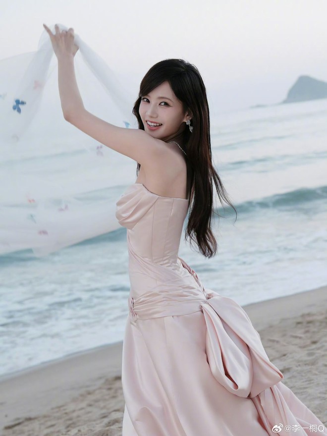 Lý Nhất Đồng cố tình làm bản sao Triệu Lộ Tư- Ảnh 1.