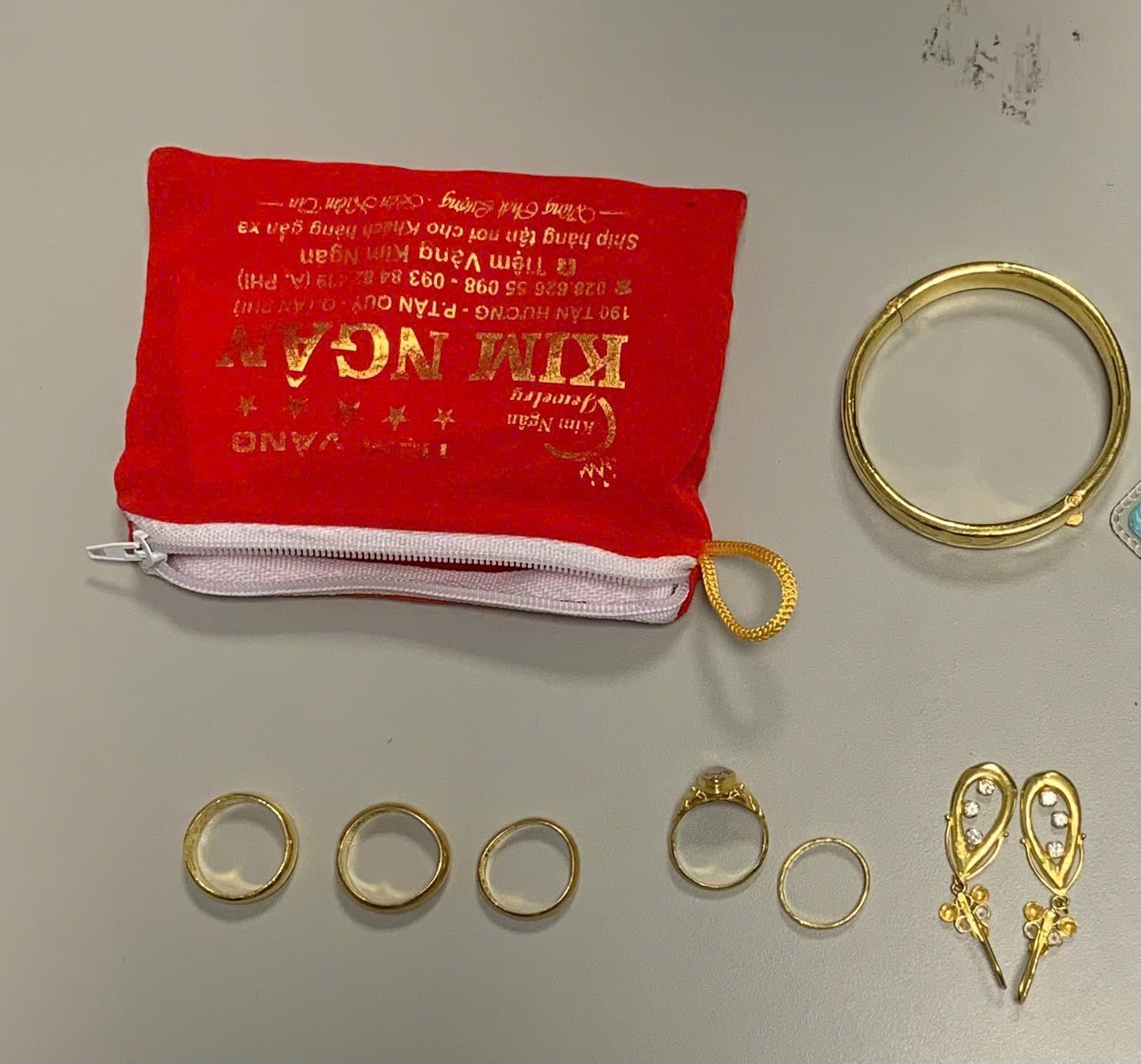 Ph&aacute;t hiện c&oacute; người bỏ qu&ecirc;n t&uacute;i x&aacute;ch chứa nhiều trang sức v&agrave;ng trị gi&aacute; 100 triệu đồng tại s&acirc;n bay- Ảnh 1.