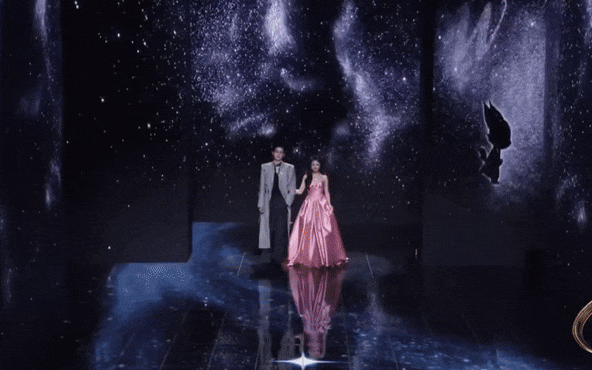 H&oacute;a đi&ecirc;n với ho&agrave;ng tử - c&ocirc;ng ch&uacute;a đẹp nhất Đ&ecirc;m Hội Weibo 2026: Visual s&aacute;ng rực khung h&igrave;nh, mang đ&aacute;m cưới đến gi&ugrave;m