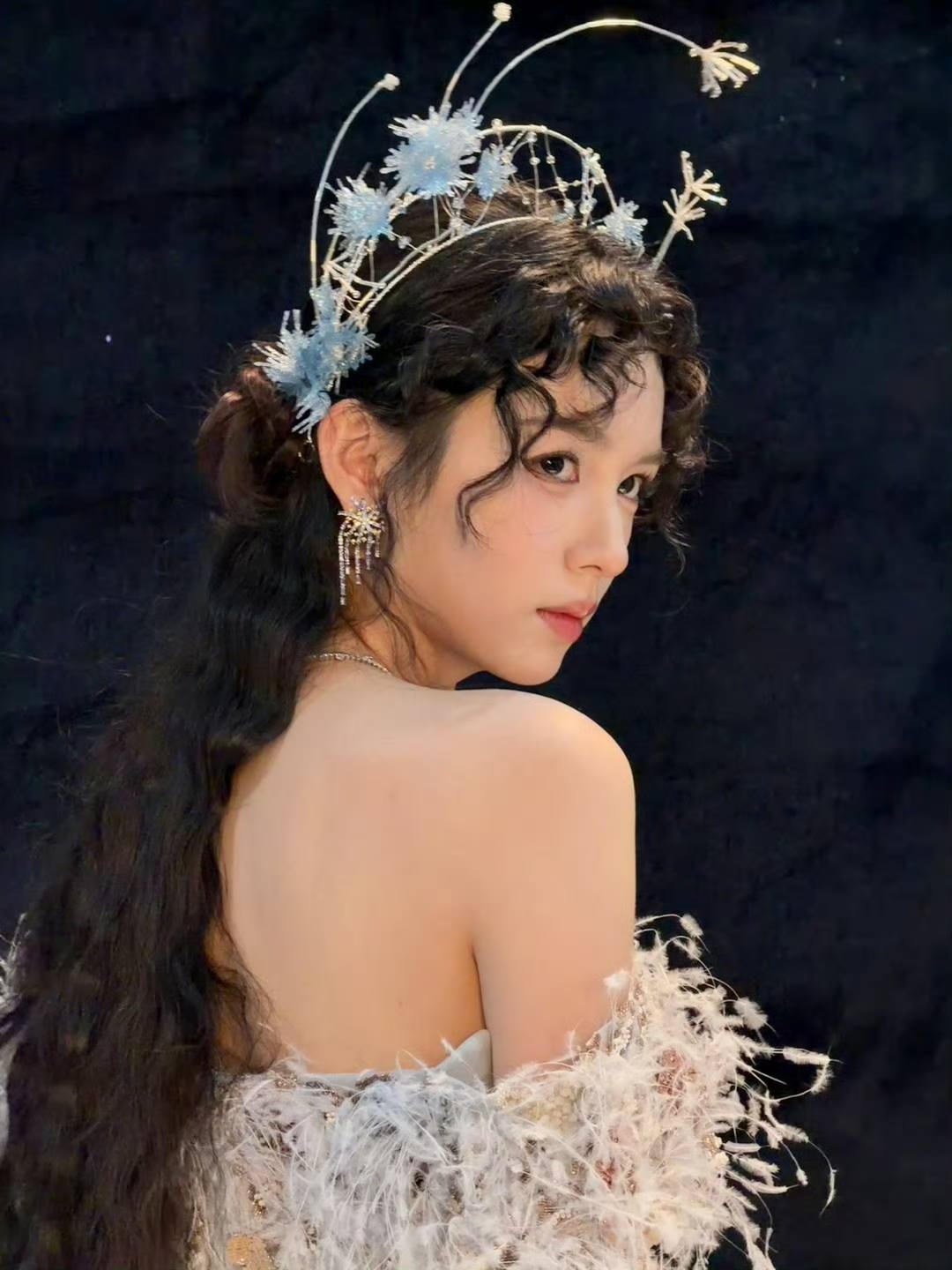 Kh&ocirc;ng thể tin đ&acirc;y l&agrave; mỹ nh&acirc;n đẹp chấn động thế gian: Thần nữ bước ra từ tranh sơn dầu, b&uacute;t n&agrave;o vẽ cho nổi- Ảnh 3.