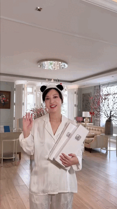 Ngay l&uacute;c n&agrave;y, trong penthouse tầng 36 của 