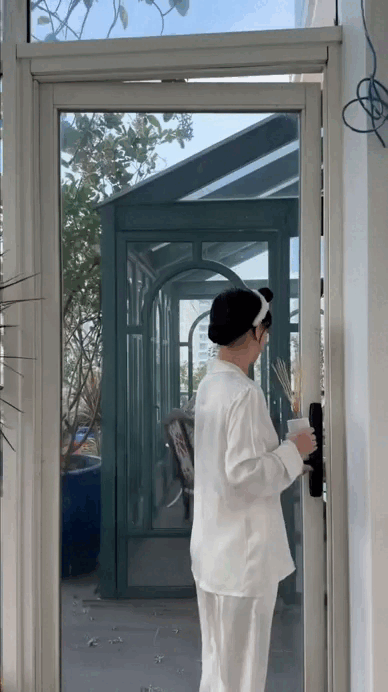 Ngay l&uacute;c n&agrave;y, trong penthouse tầng 36 của 