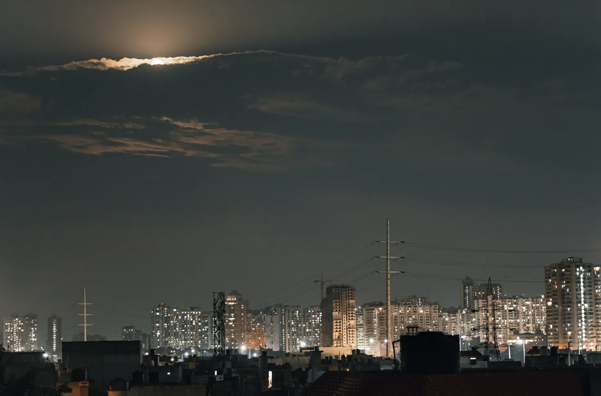 Bi kịch đau l&ograve;ng tại Ấn Độ: 3 chị em nhỏ nhảy từ tầng 9 tử vong sau khi bị cha mẹ cắt quyền d&ugrave;ng điện thoại- Ảnh 2.