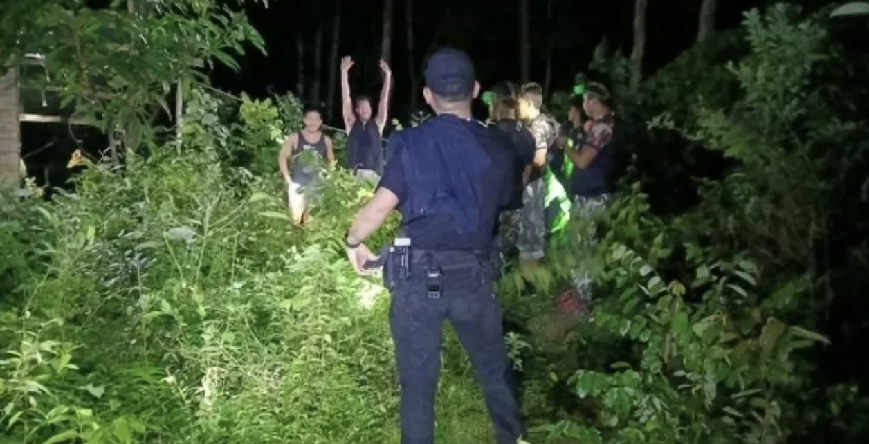 2 du kh&aacute;ch được lực lượng cứu hộ giải cứu sau khi đi lạc trong rừng giữa trời mưa lớn- Ảnh 1.