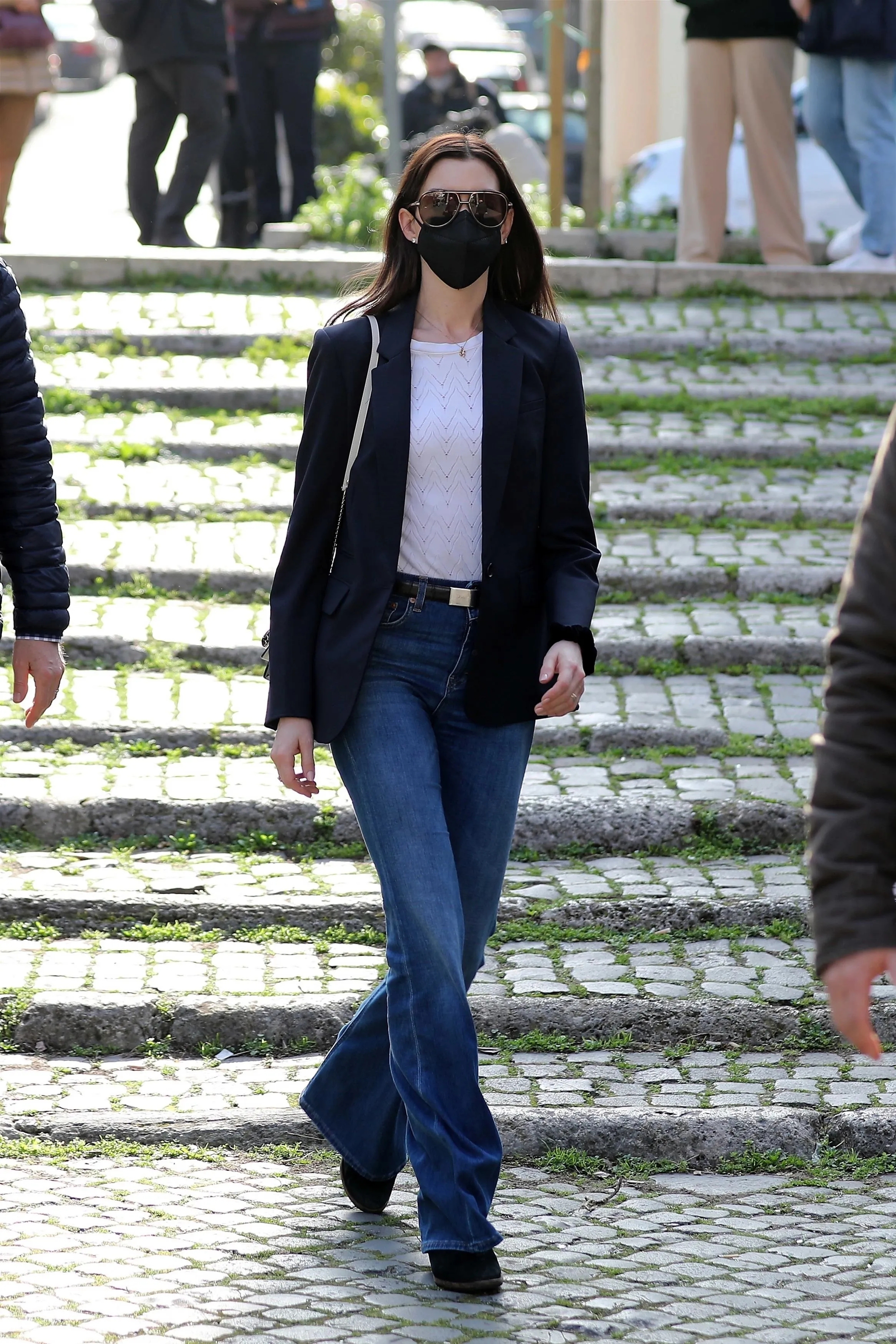 Anne Hathaway ở tuổi 44: Mặc quần jeans đẹp bất bại với 4 c&ocirc;ng thức- Ảnh 2.