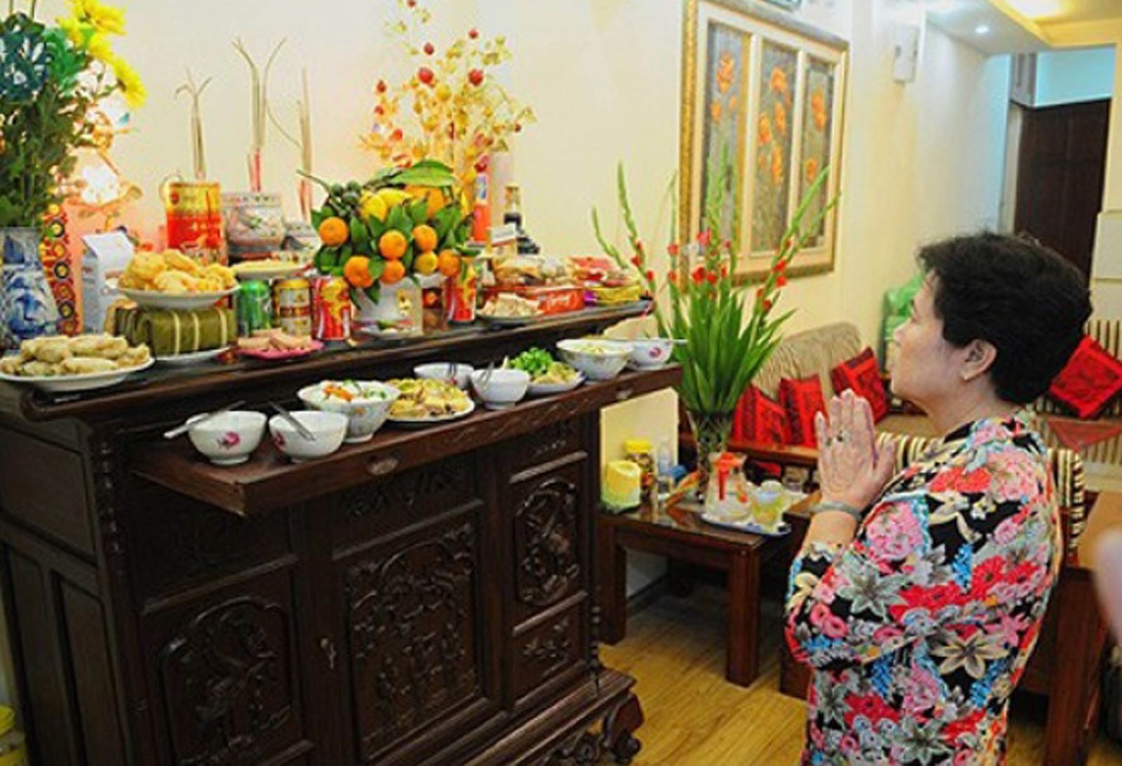 Thắp hương buổi tối c&oacute; sai kh&ocirc;ng? Đ&acirc;y l&agrave; khung giờ tốt được khuy&ecirc;n nhiều nhất- Ảnh 2.