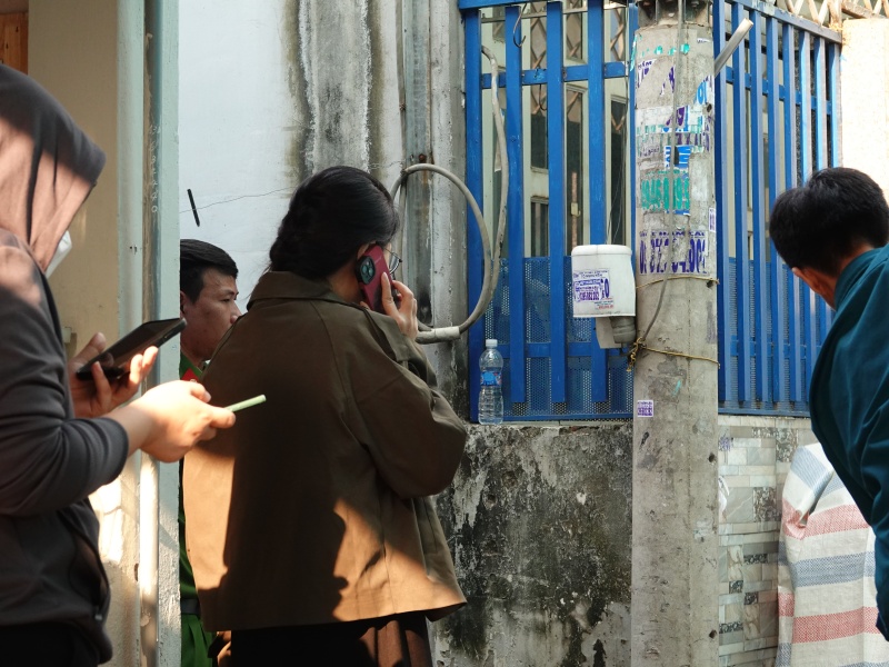 Tiếng chu&ocirc;ng b&aacute;o ch&aacute;y dồn dập giữa đ&ecirc;m v&agrave; những gi&acirc;y ph&uacute;t tuyệt vọng ph&aacute; cửa cứu 3 mẹ con trong vụ ch&aacute;y ở TP.HCM- Ảnh 6.