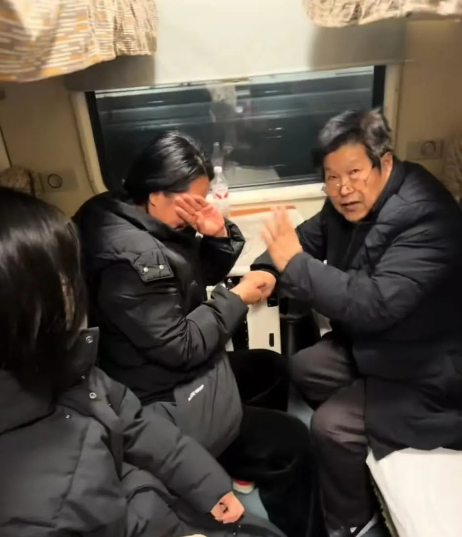 Bất ngờ gặp lại c&ocirc; học tr&ograve; 20 năm trước, c&acirc;u đầu ti&ecirc;n người thầy 71 tuổi thốt l&ecirc;n g&acirc;y b&atilde;o mạng x&atilde; hội, ai xem cũng kh&oacute;c!- Ảnh 1.