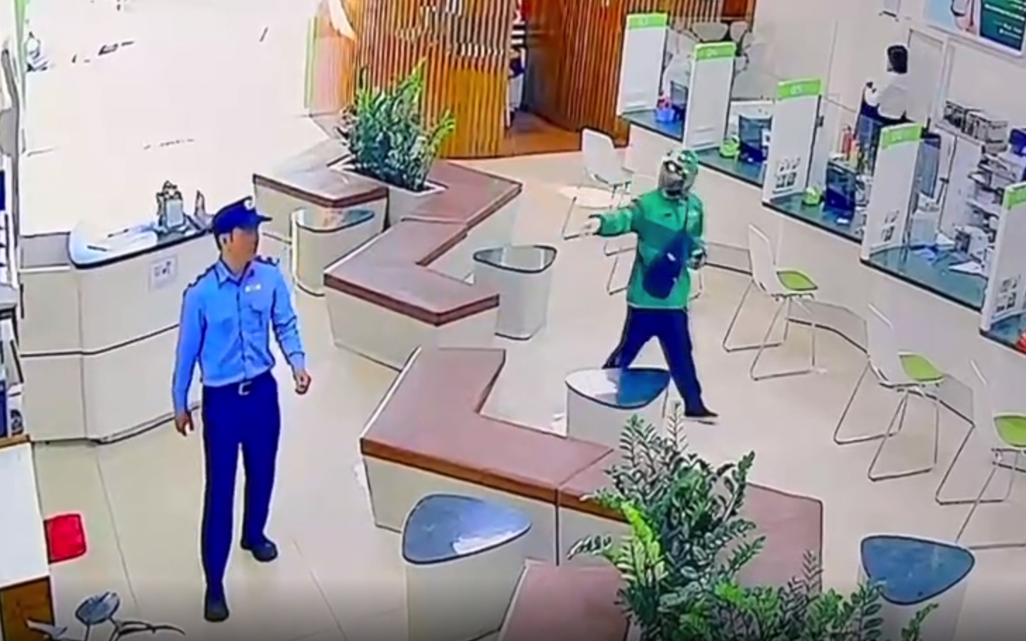 Vụ cướp ng&acirc;n h&agrave;ng ở Gia Lai: H&eacute; lộ danh t&iacute;nh v&agrave; địa điểm bắt giữ 2 nghi phạm- Ảnh 2.