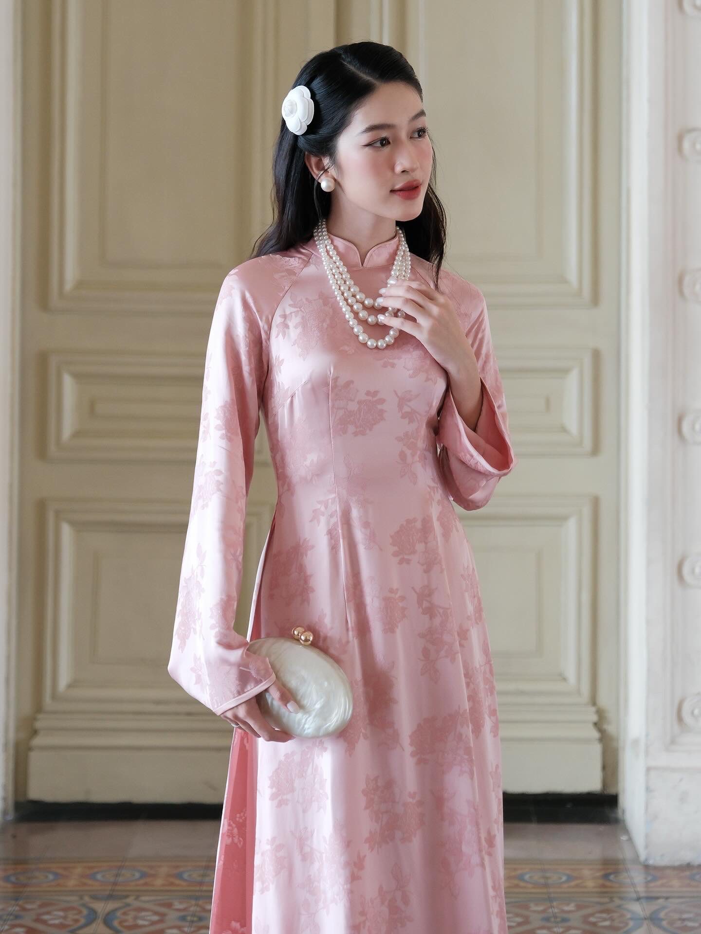 Chọn &aacute;o d&agrave;i t&ocirc;n d&aacute;ng: Lưu &yacute; then chốt để d&aacute;ng n&agrave;o mặc l&ecirc;n cũng thanh tho&aacute;t, kể cả eo to hay vai th&ocirc;- Ảnh 4.