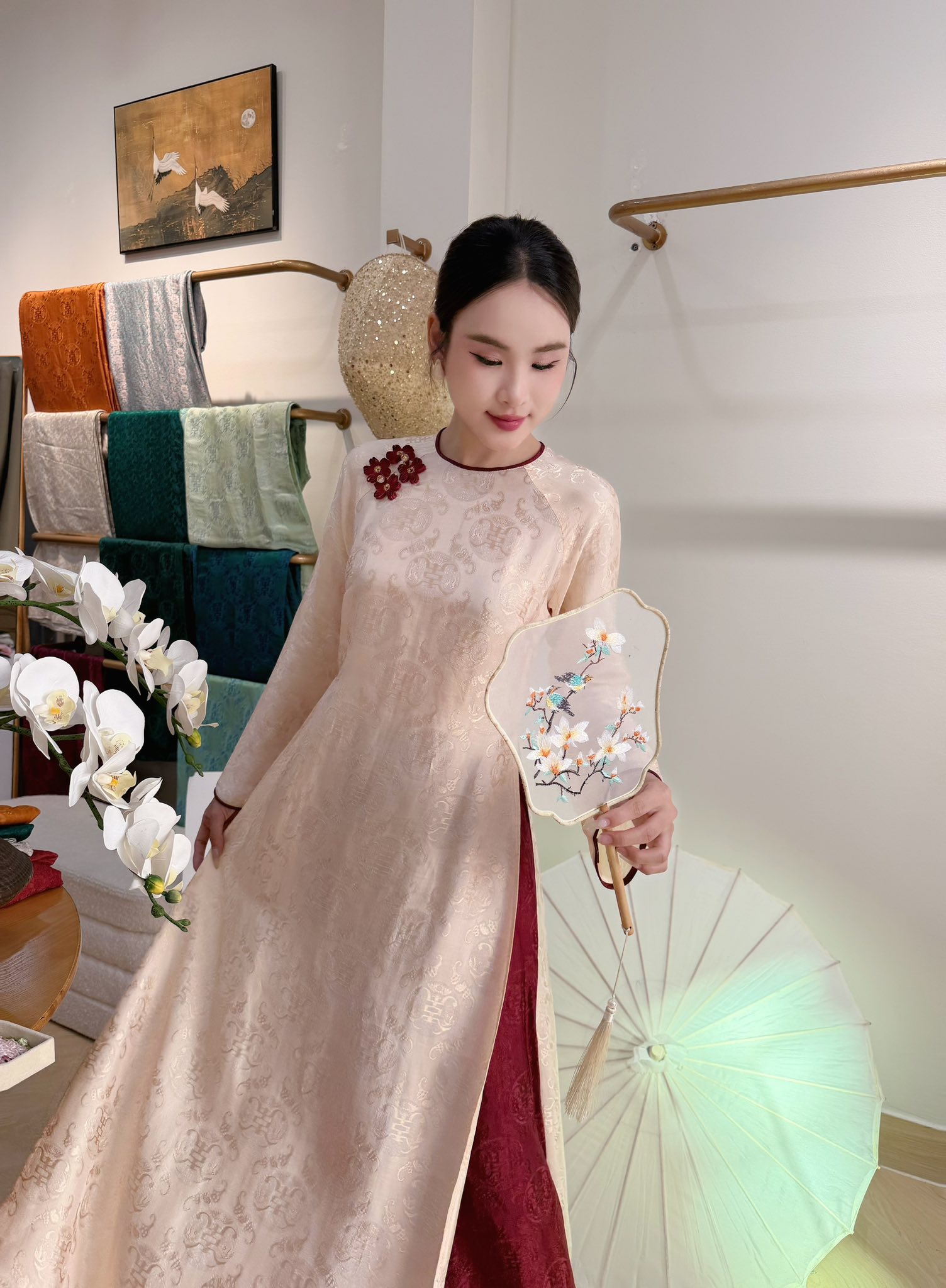 Chọn &aacute;o d&agrave;i t&ocirc;n d&aacute;ng: Lưu &yacute; then chốt để d&aacute;ng n&agrave;o mặc l&ecirc;n cũng thanh tho&aacute;t, kể cả eo to hay vai th&ocirc;- Ảnh 5.