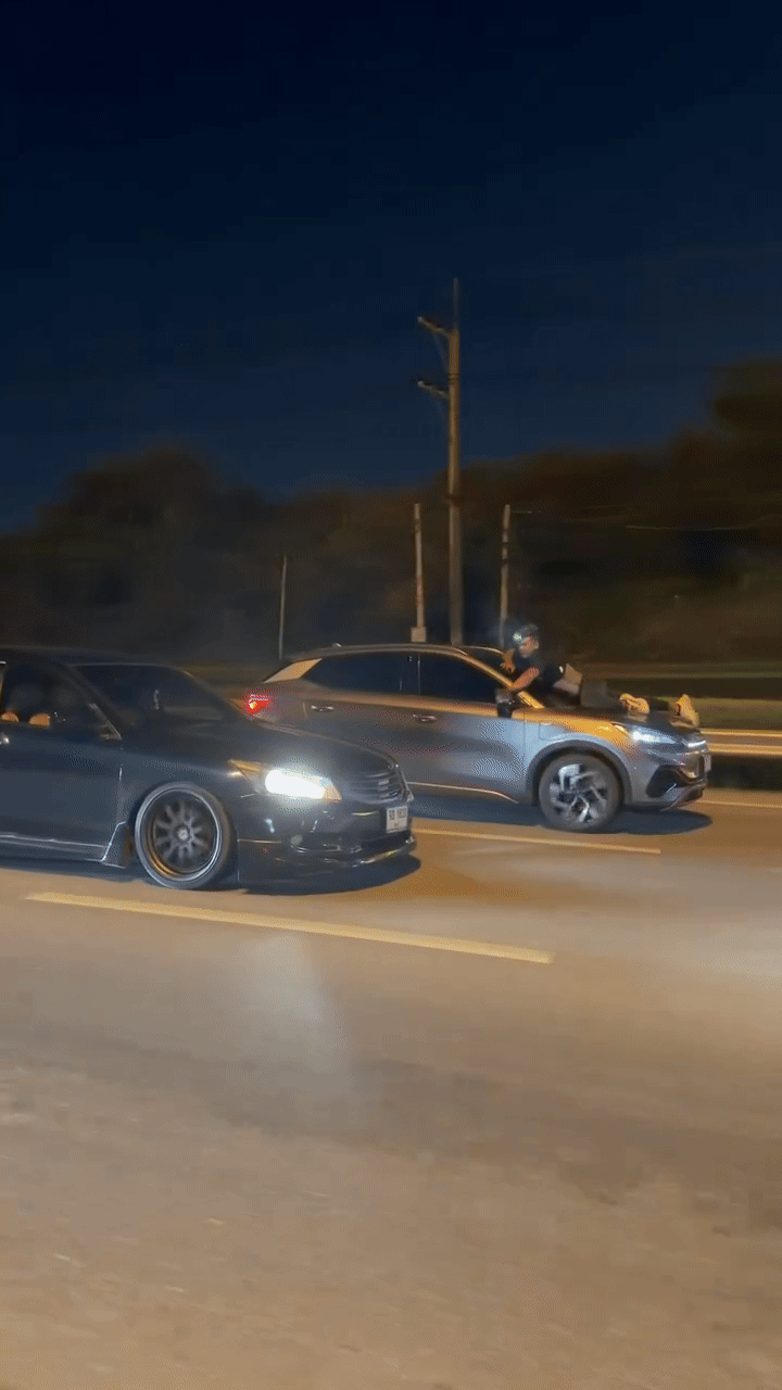 Chiếc &ocirc; t&ocirc; di chuyển nhanh, người đ&agrave;n &ocirc;ng b&aacute;m tr&ecirc;n nắp capo h&eacute;t lớn, c&acirc;u chuyện đằng sau g&acirc;y tranh c&atilde;i- Ảnh 1.