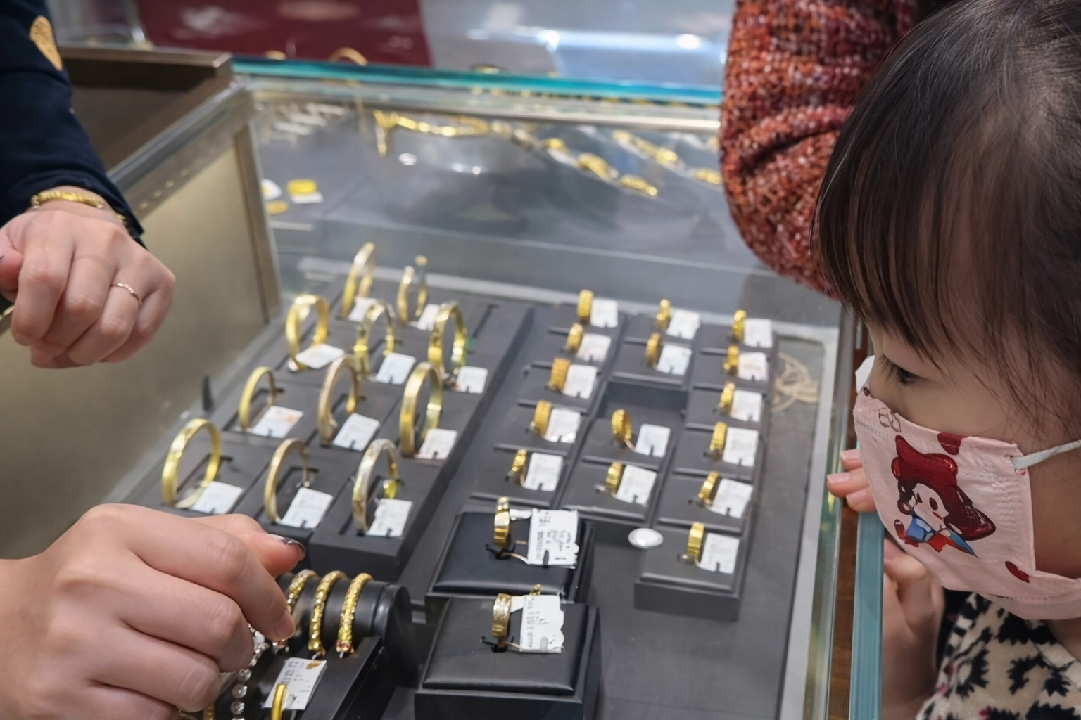 Sợ bố mẹ ti&ecirc;u hết tiền l&igrave; x&igrave;, b&eacute; g&aacute;i 10 tuổi tự đem đi mua v&agrave;ng suốt 3 năm- Ảnh 1.