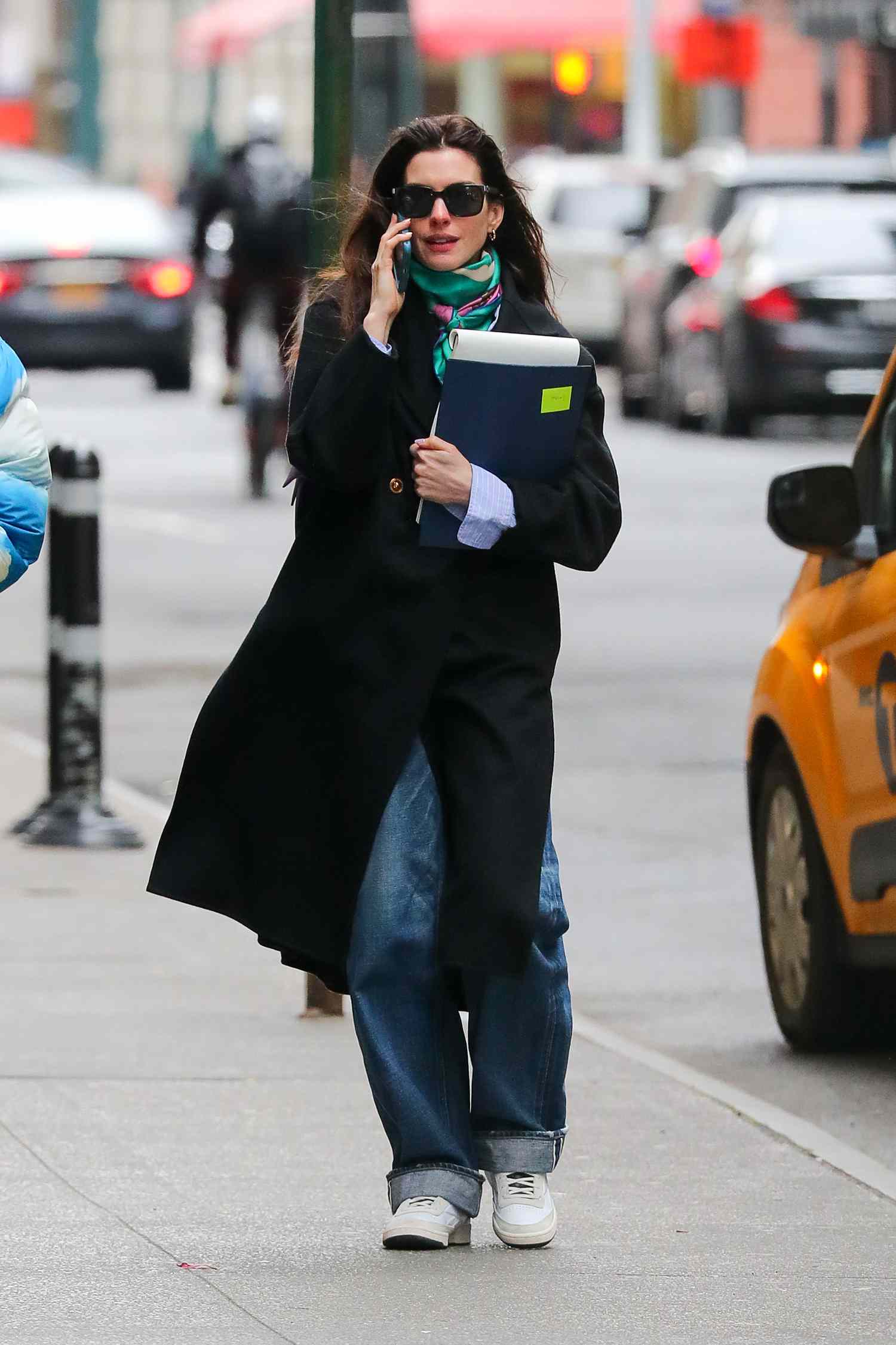 Anne Hathaway ở tuổi 44: Mặc quần jeans đẹp bất bại với 4 c&ocirc;ng thức- Ảnh 3.