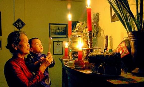 Thắp hương buổi tối c&oacute; sai kh&ocirc;ng? Đ&acirc;y l&agrave; khung giờ tốt được khuy&ecirc;n nhiều nhất- Ảnh 1.