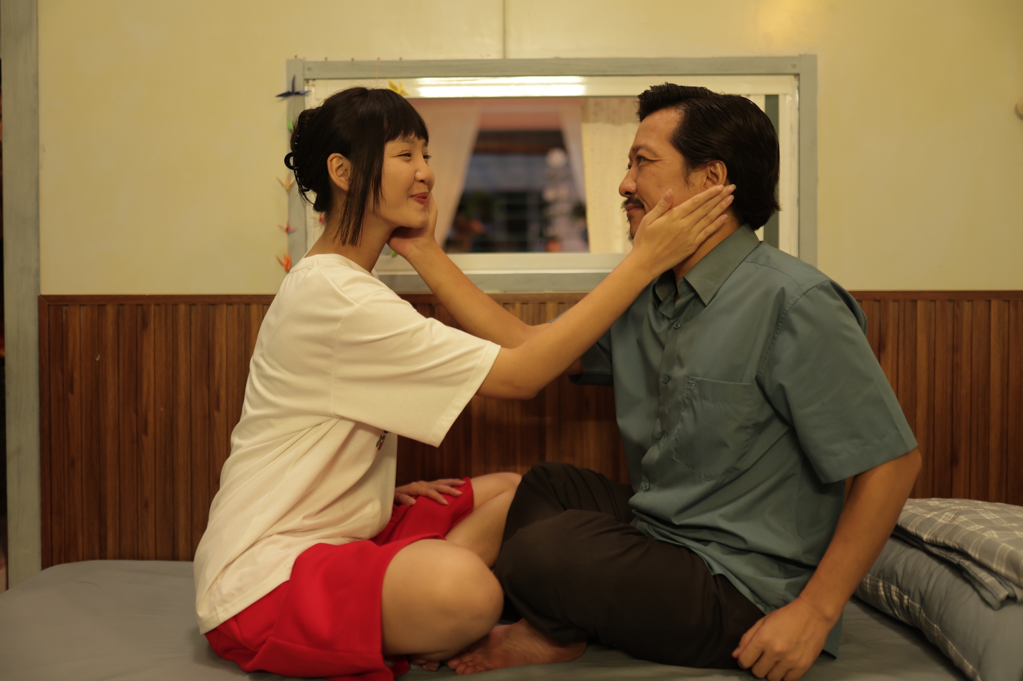 C&oacute; phim Việt cười chưa xong đ&atilde; kh&oacute;c kh&ocirc;ng dứt: Nam ch&iacute;nh khổ ơi l&agrave; khổ, dầm mưa g&agrave;o th&eacute;t thấy m&agrave; thương- Ảnh 2.