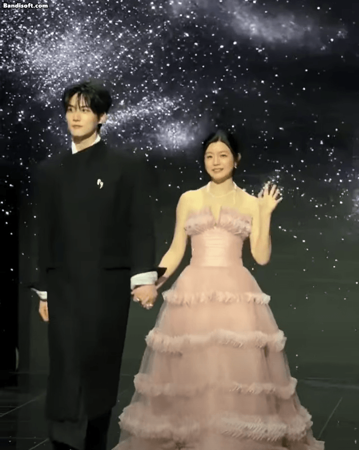 C&oacute; mỹ nh&acirc;n 42 tuổi n&agrave;o mơn mởn như quả đ&agrave;o mật thế n&agrave;y kh&ocirc;ng: Đẹp kh&ocirc;ng tả nổi, nh&igrave;n tưởng đ&acirc;u thiếu nữ- Ảnh 7.