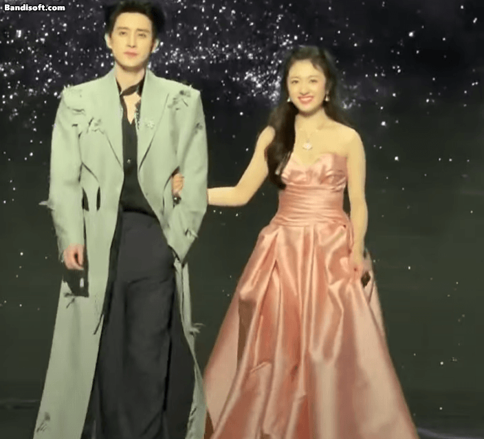 H&oacute;a đi&ecirc;n với ho&agrave;ng tử - c&ocirc;ng ch&uacute;a đẹp nhất Đ&ecirc;m Hội Weibo 2026: Visual s&aacute;ng rực khung h&igrave;nh, mang đ&aacute;m cưới đến gi&ugrave;m- Ảnh 8.