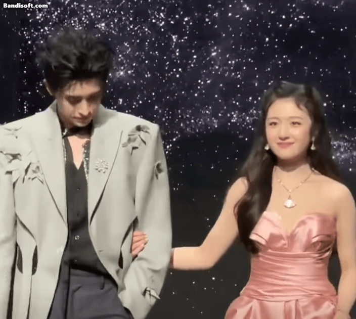 H&oacute;a đi&ecirc;n với ho&agrave;ng tử - c&ocirc;ng ch&uacute;a đẹp nhất Đ&ecirc;m Hội Weibo 2026: Visual s&aacute;ng rực khung h&igrave;nh, mang đ&aacute;m cưới đến gi&ugrave;m- Ảnh 9.