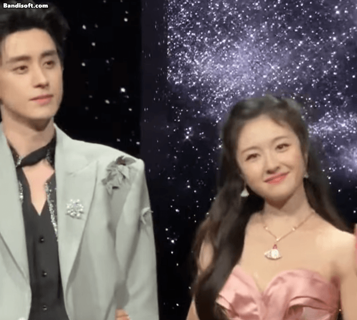 H&oacute;a đi&ecirc;n với ho&agrave;ng tử - c&ocirc;ng ch&uacute;a đẹp nhất Đ&ecirc;m Hội Weibo 2026: Visual s&aacute;ng rực khung h&igrave;nh, mang đ&aacute;m cưới đến gi&ugrave;m- Ảnh 10.