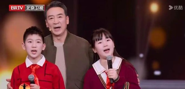 "Bố Triệu Vy" cha gi&agrave; con cọc, 71 tuổi vẫn phải chạy show nu&ocirc;i con- Ảnh 4.