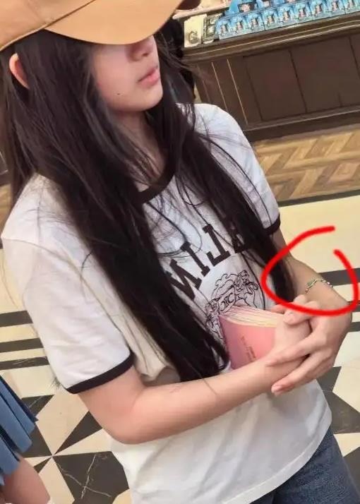 Đau l&ograve;ng cho con g&aacute;i Từ Hy Vi&ecirc;n: Ủ rũ sống b&ecirc;n cha v&agrave; mẹ kế, đ&aacute;m tang đ&aacute;m giỗ của mẹ kh&ocirc;ng được dự- Ảnh 7.