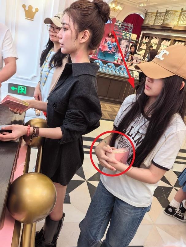 Đau l&ograve;ng cho con g&aacute;i Từ Hy Vi&ecirc;n: Ủ rũ sống b&ecirc;n cha v&agrave; mẹ kế, đ&aacute;m tang đ&aacute;m giỗ của mẹ kh&ocirc;ng được dự- Ảnh 6.