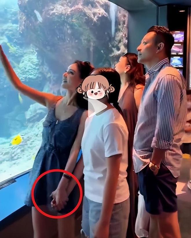 Đau l&ograve;ng cho con g&aacute;i Từ Hy Vi&ecirc;n: Ủ rũ sống b&ecirc;n cha v&agrave; mẹ kế, đ&aacute;m tang đ&aacute;m giỗ của mẹ kh&ocirc;ng được dự- Ảnh 5.