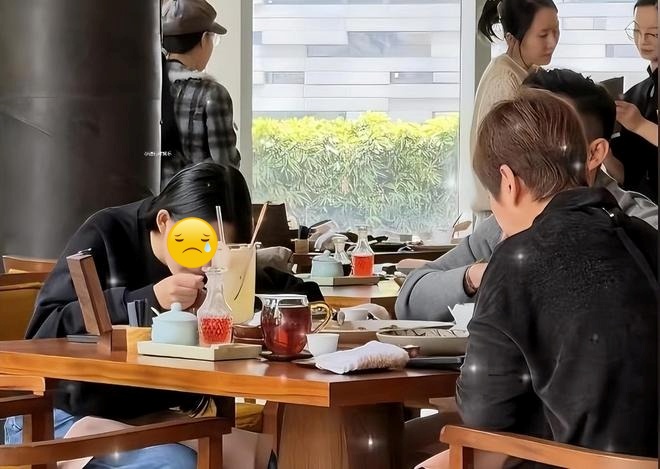 Đau l&ograve;ng cho con g&aacute;i Từ Hy Vi&ecirc;n: Ủ rũ sống b&ecirc;n cha v&agrave; mẹ kế, đ&aacute;m tang đ&aacute;m giỗ của mẹ kh&ocirc;ng được dự- Ảnh 1.