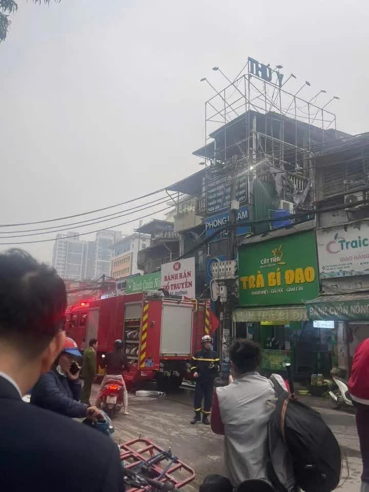 H&agrave; Nội: Ch&aacute;y lớn tại phố Trần Cung, cột kh&oacute;i bốc cao- Ảnh 3.
