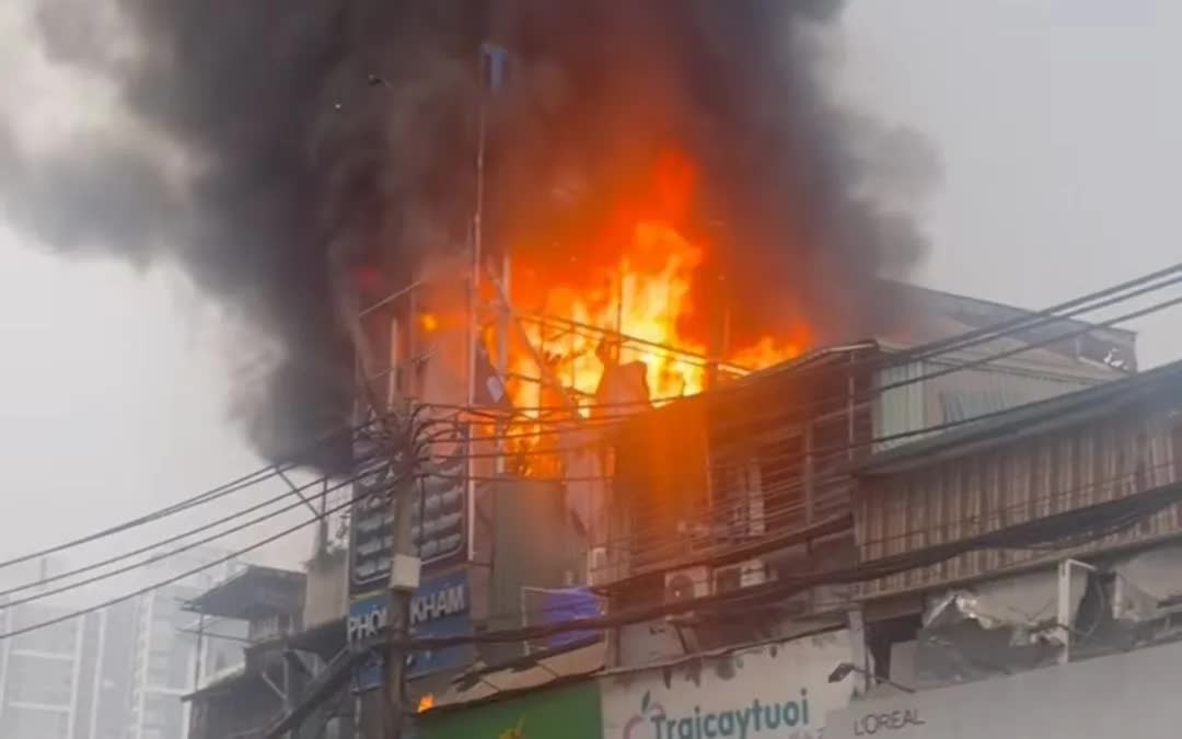 H&agrave; Nội: Ch&aacute;y lớn tại phố Trần Cung, cột kh&oacute;i bốc cao- Ảnh 1.