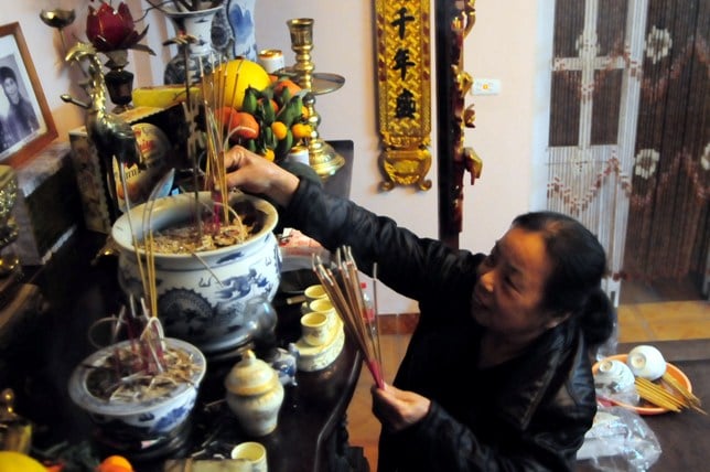 Thắp hương buổi tối c&oacute; sai kh&ocirc;ng? Đ&acirc;y l&agrave; khung giờ tốt được khuy&ecirc;n nhiều nhất- Ảnh 3.