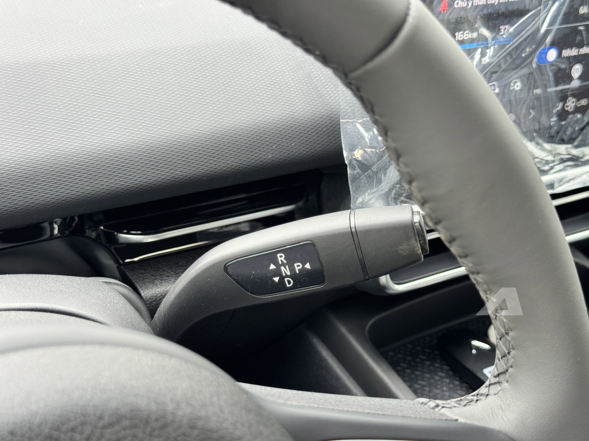 Sờ thực tế VinFast MPV 7 vừa về đại l&yacute;: Đắt hơn Limo Green 70 triệu đổi lại nhiều trải nghiệm kh&aacute;c, tiết kiệm điện hơn hẳn- Ảnh 9.