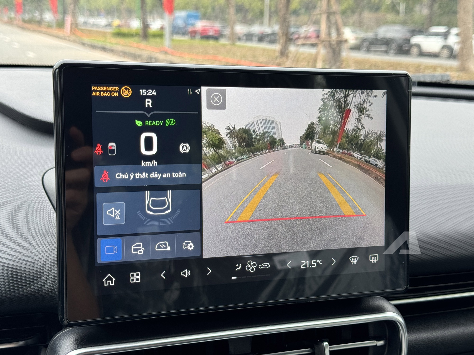 Sờ thực tế VinFast MPV 7 vừa về đại l&yacute;: Đắt hơn Limo Green 70 triệu đổi lại nhiều trải nghiệm kh&aacute;c, tiết kiệm điện hơn hẳn- Ảnh 11.